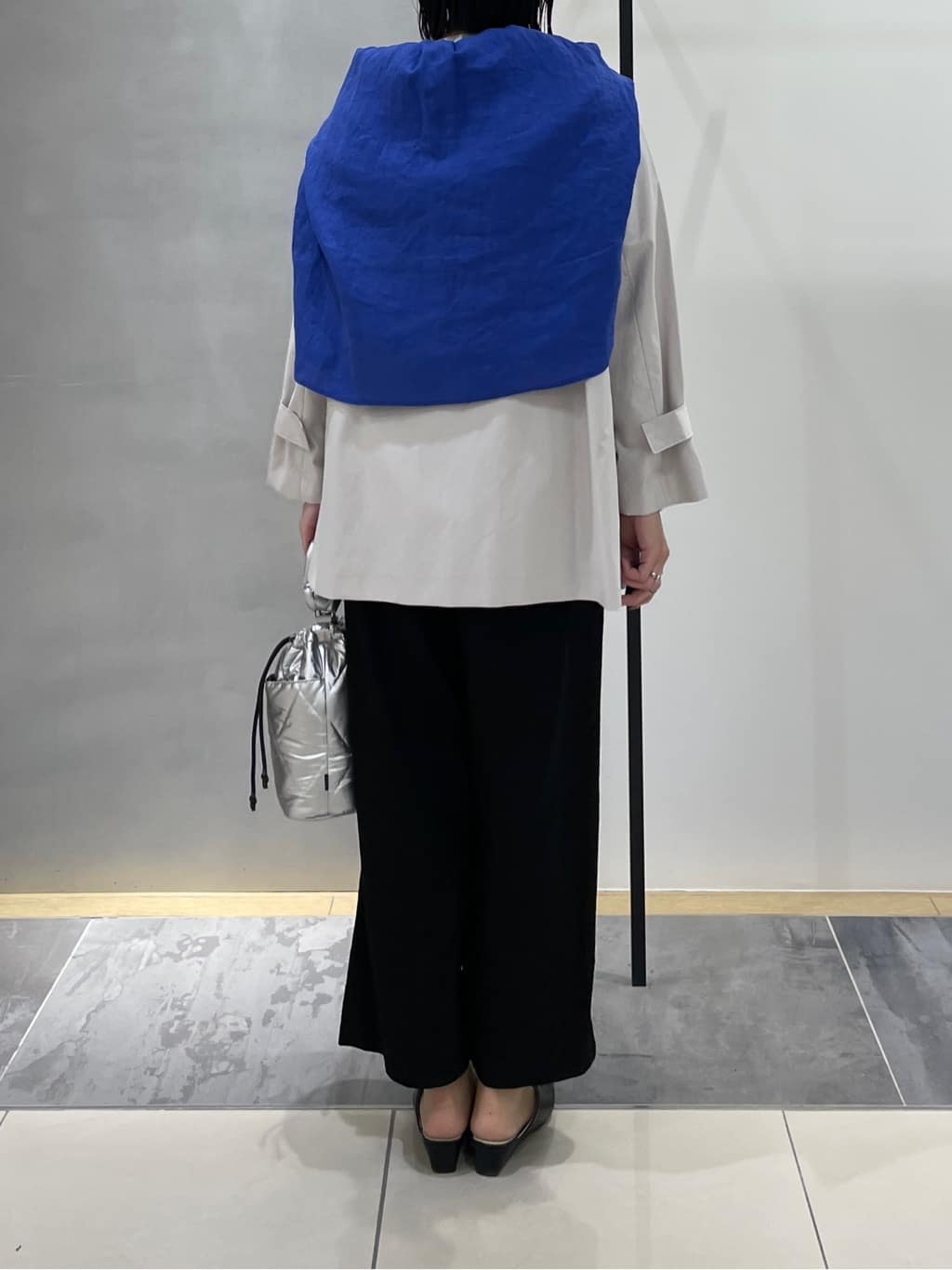 shihoさんの「INDIVI｜【撥水/軽量】ミドル丈 ミニマルトレンチコート」を使ったコーディネート