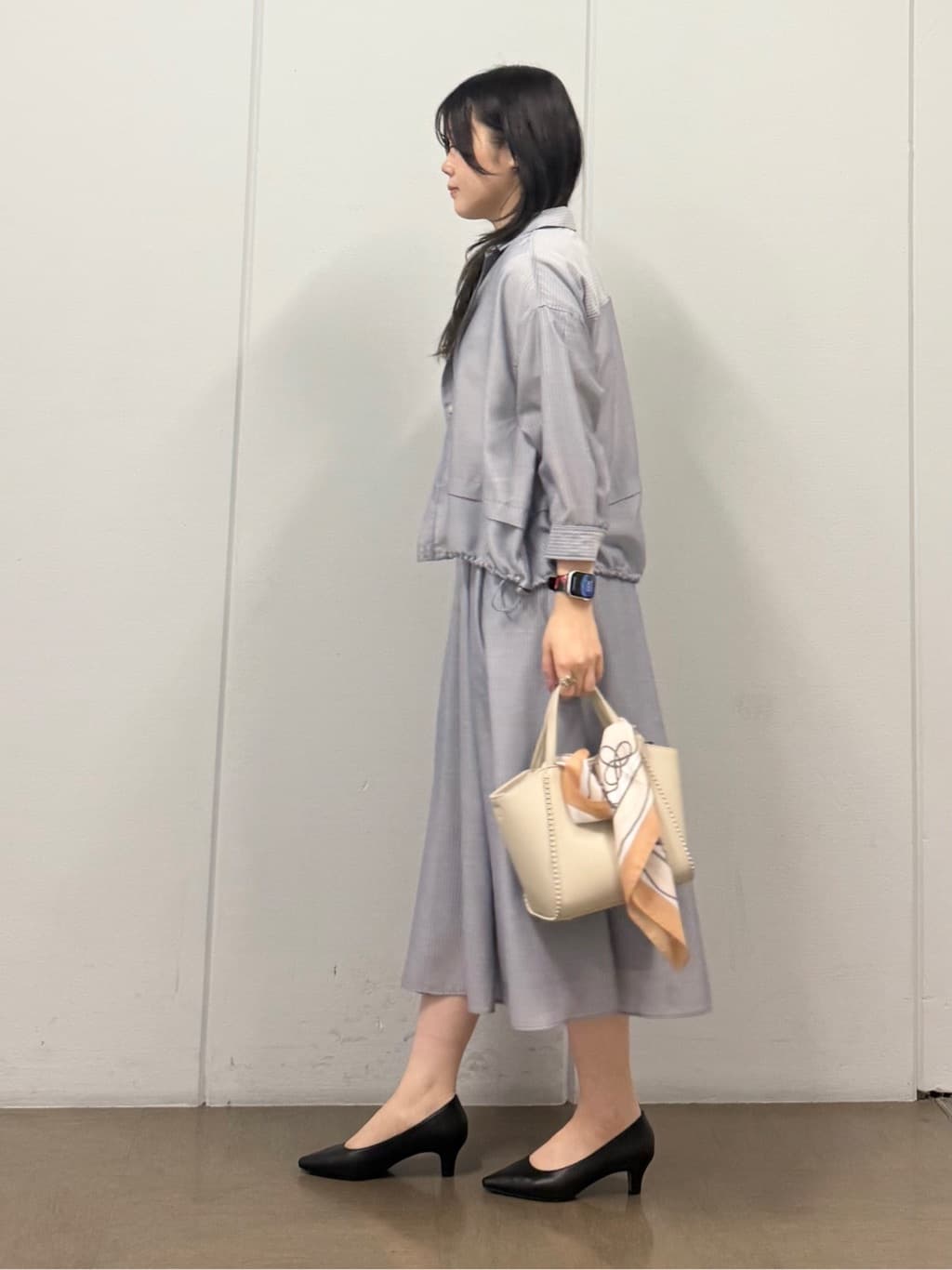 mizukiさんの「INDIVI｜【接触冷感／洗える／2WAY】ドロスト付 シアーシャンブレーシャツ」を使ったコーディネート