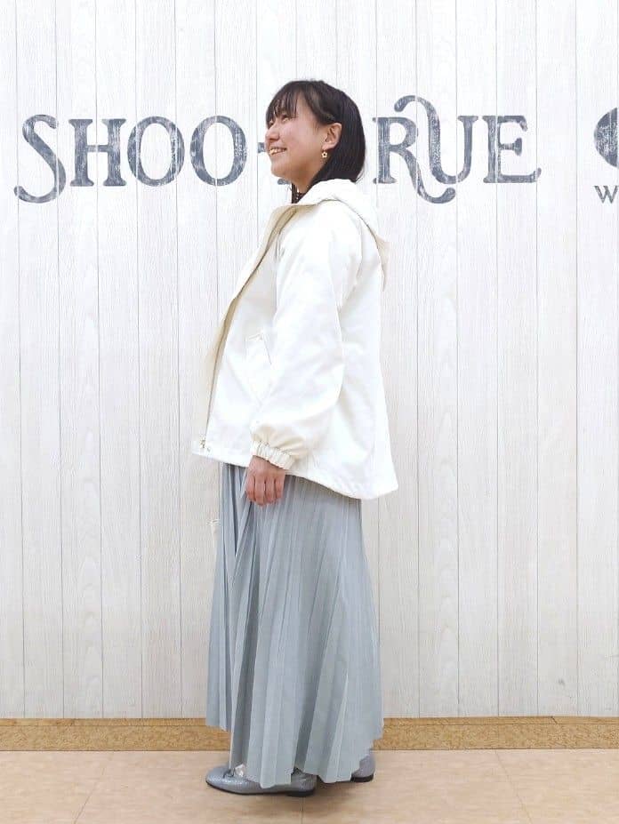 とろろさんの「SHOO･LA･RUE｜【洗濯機可/S-LL】きれいめにもカジュアルにも スエードライク プリーツスカート」を使ったコーディネート