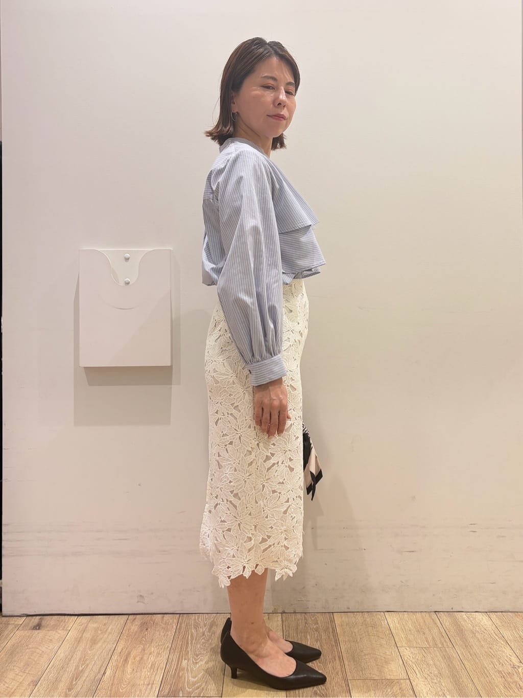 YUKOさんの「index｜フリルキーネックシャツ【洗濯機OK／イージーアイロン／防シワ】《XS～LL／7col》」を使ったコーディネート