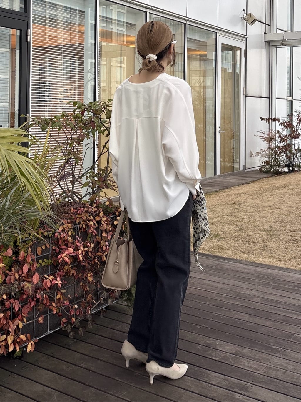 kotakiさんの「INDIVI｜【洗える／UVケア／マットサテン】Vネックドルマンスリーブブラウス」を使ったコーディネート