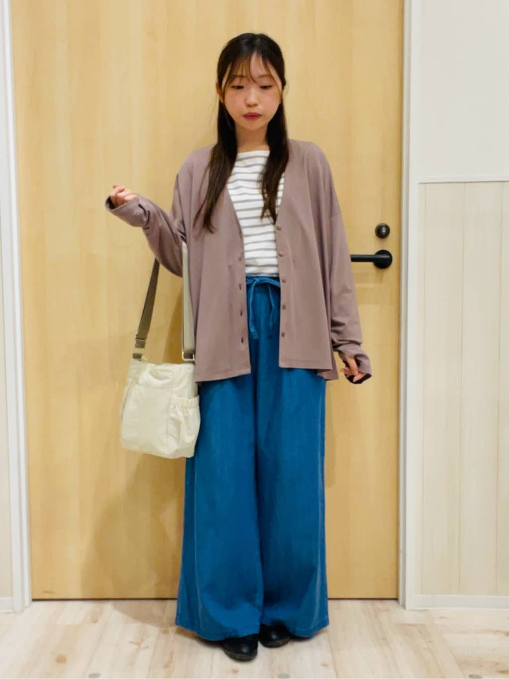 minamiさんの「SHOO･LA･RUE｜【S-LL/UV】手の甲まで隠れる 指穴付き とろみVネックカーディガン」を使ったコーディネート