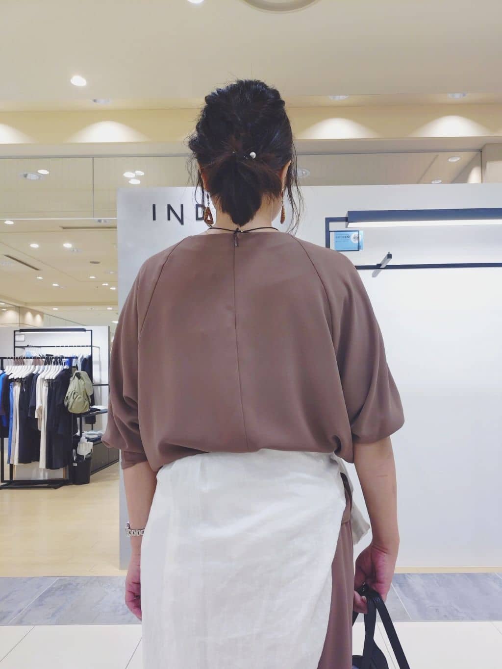 TOMOMIさんの「INDIVI｜【接触冷感／透湿／着る日傘】イージーワイドパンツ」を使ったコーディネート