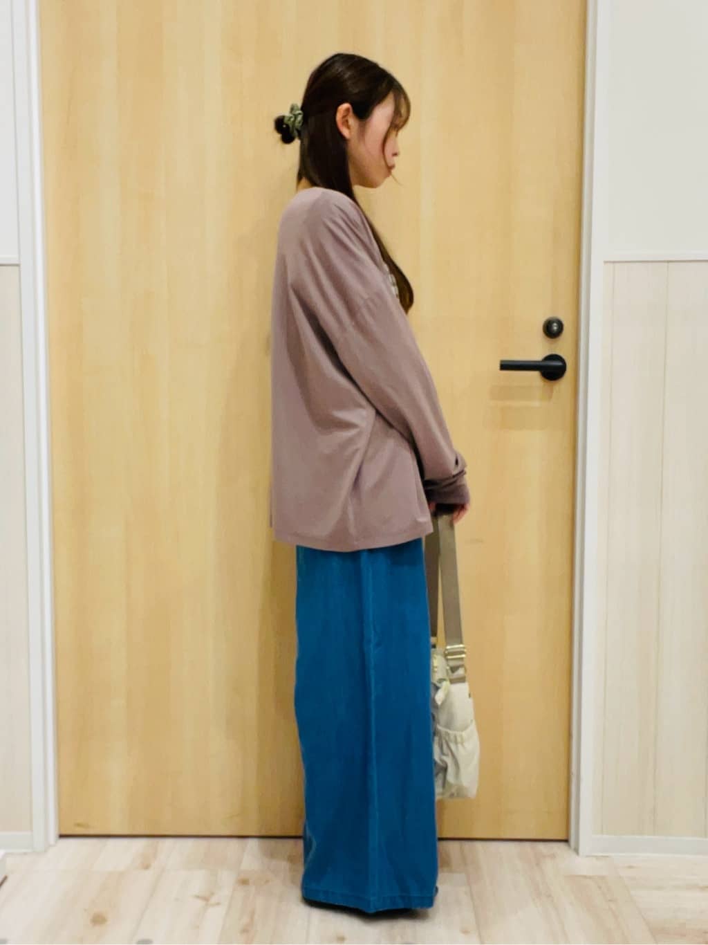 minamiさんの「SHOO･LA･RUE｜【S-LL/UV】手の甲まで隠れる 指穴付き とろみVネックカーディガン」を使ったコーディネート