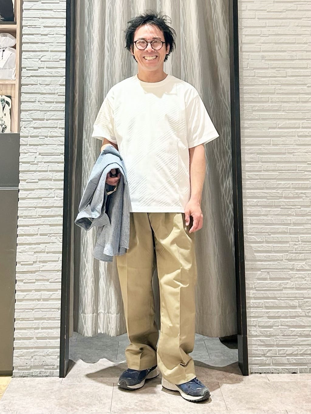 KENJI Iさんの「THE SHOP TK｜【無地だと少し物足りないという方へ】ジオメトリック柄 半袖Tシャツ 洗濯機OK」を使ったコーディネート
