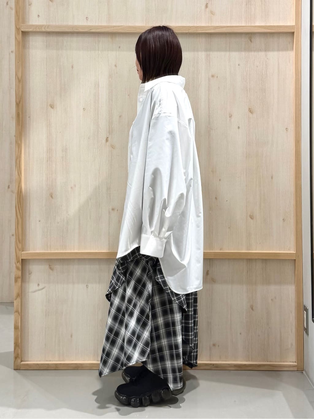 nanaさんの「THE SHOP TK｜ゆったりシルエットで体型カバー ロングシャツ」を使ったコーディネート