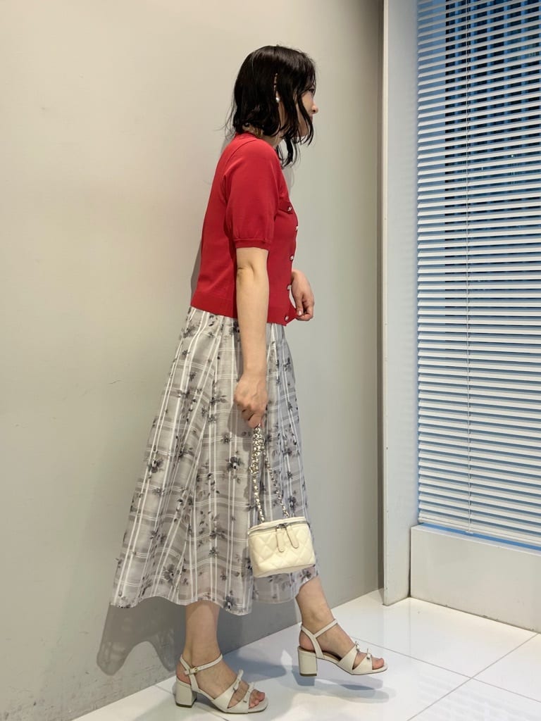 shinoさんの「Couture brooch｜【洗える・着映え】ビジューボタン 半袖カーディガン」を使ったコーディネート