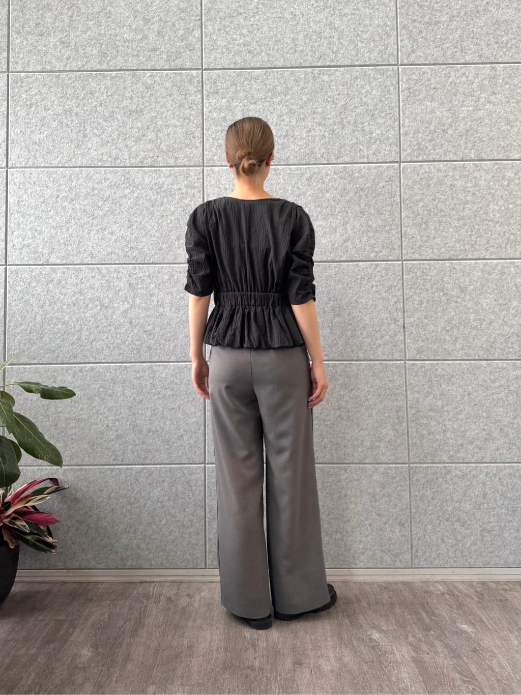 uchi__yamaさんの「CODE A｜front ribbon peplum blouse」を使ったコーディネート