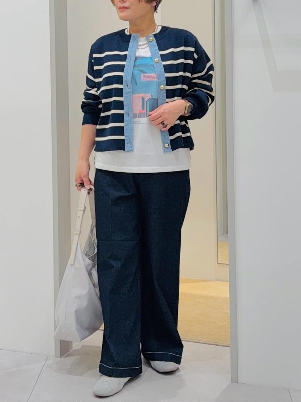 タナさんの「THE SHOP TK｜【羽織るだけでこなれ感を演出】デニム切替カーディガン」を使ったコーディネート