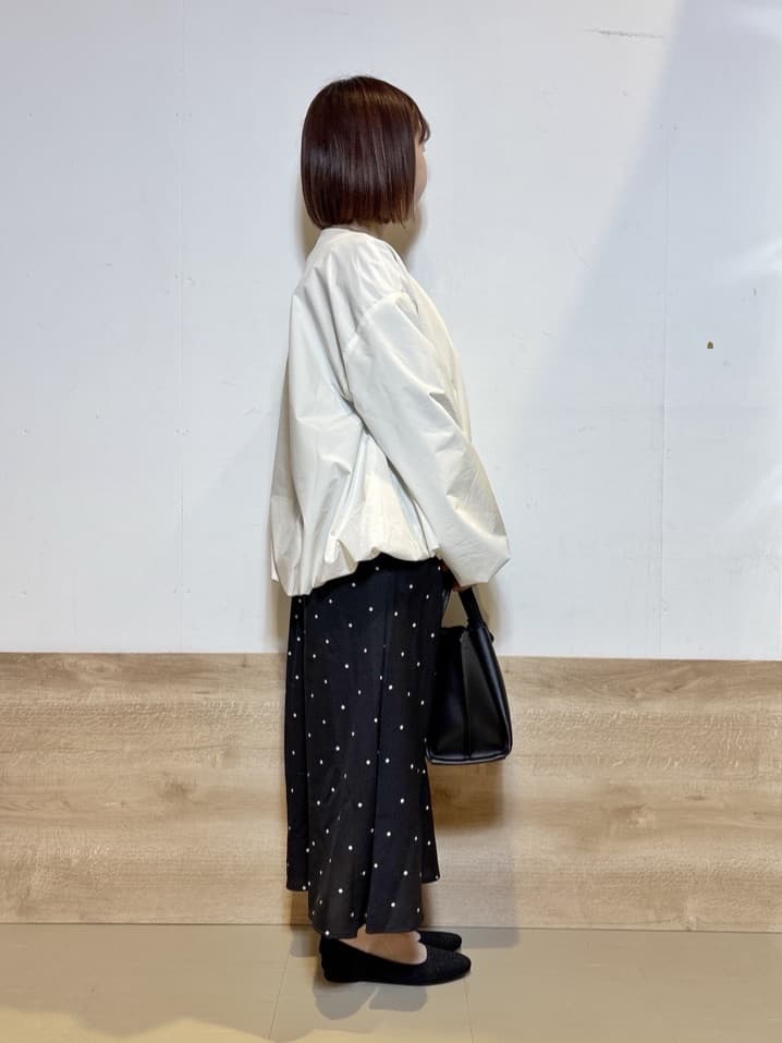 るねさんの「SHOO･LA･RUE｜【防風/撥水/S-LL】お顔回りすっきり見え　Vネックバルーンブルゾン」を使ったコーディネート