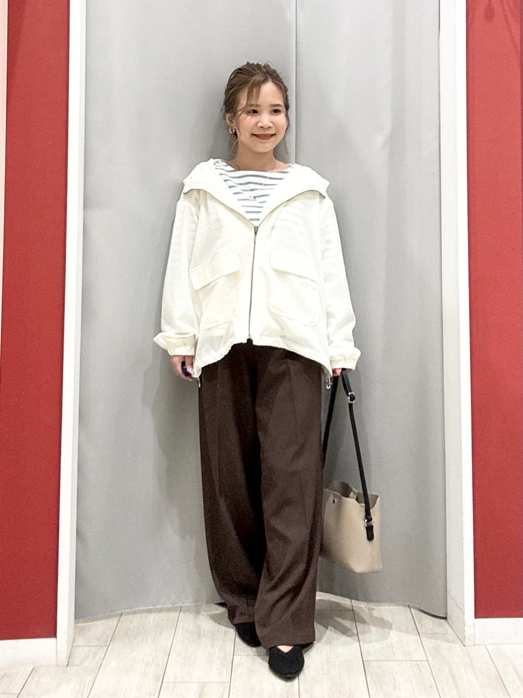 shioさんの「SHOO･LA･RUE｜【S-LL/UV】季節の変わり目に ゴールドパーツが上品なフード付きブルゾン」を使ったコーディネート