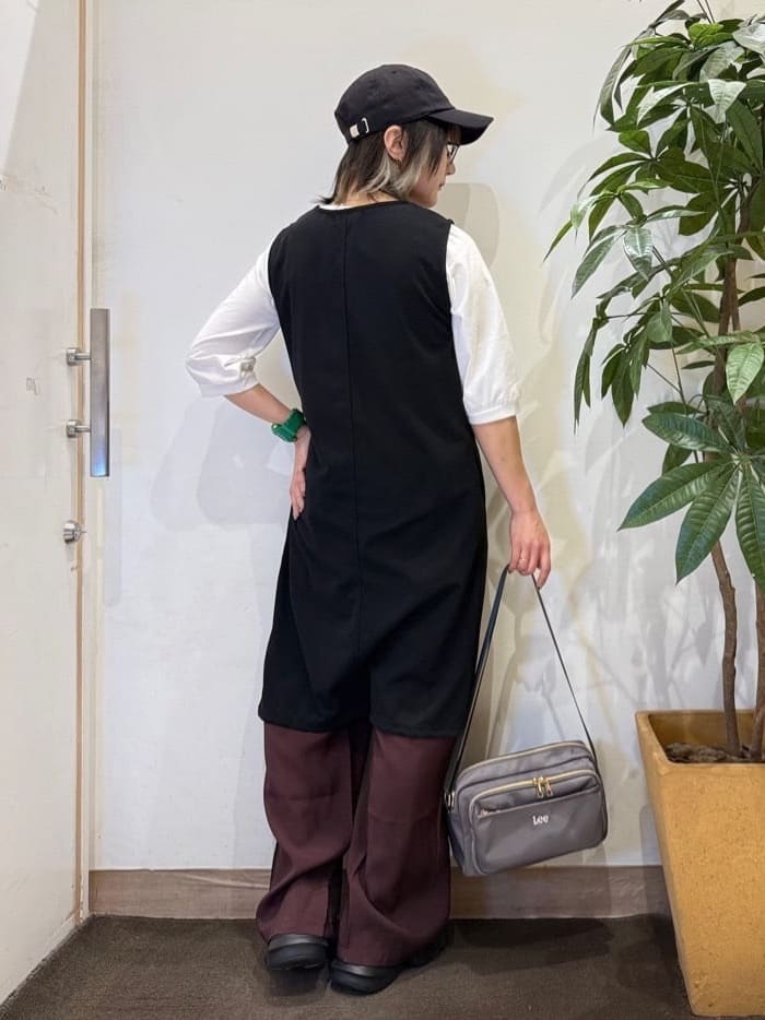 misakiさんの「SHOO･LA･RUE｜【2点セット/洗濯機可/S-LL】ジレにもなるジャンスカ+5分袖Tシャツ」を使ったコーディネート