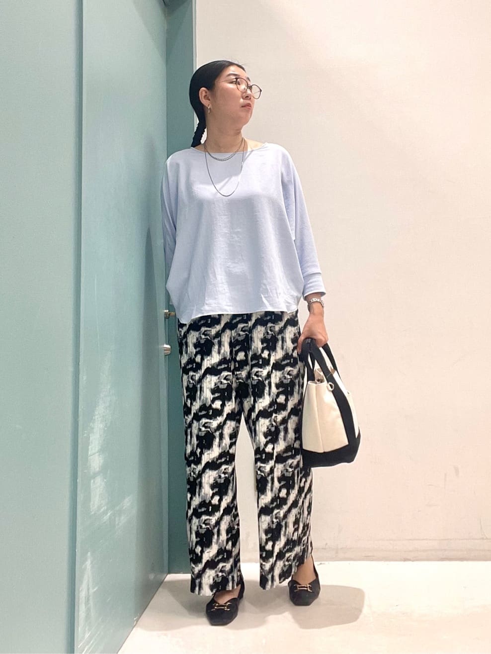 machiさんの「SHOO･LA･RUE｜【ライトオンスデニム/S-LL/体型カバー】首元すっきり ワンピにもなるロングデニムシャツ」を使ったコーディネート