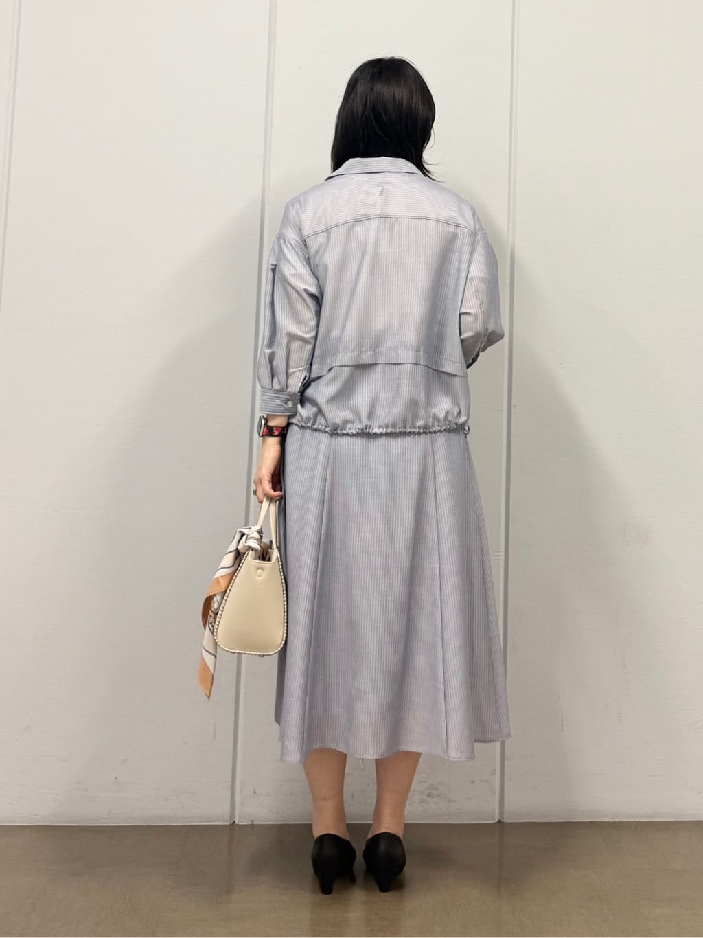 mizukiさんの「INDIVI｜【接触冷感／洗える／2WAY】ドロスト付 シアーシャンブレーシャツ」を使ったコーディネート