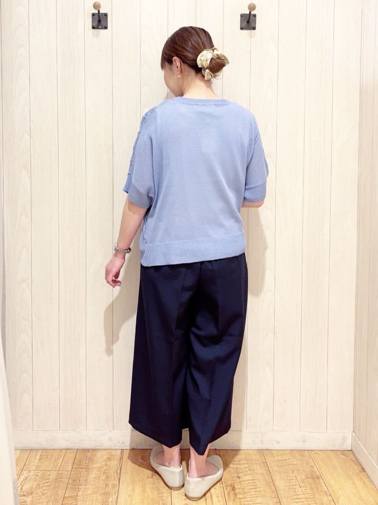 あいこさんの「SHOO･LA･RUE｜【2点セット/洗濯機可/S-LL】透かし編みで涼やか 大人のドルマンニット」を使ったコーディネート
