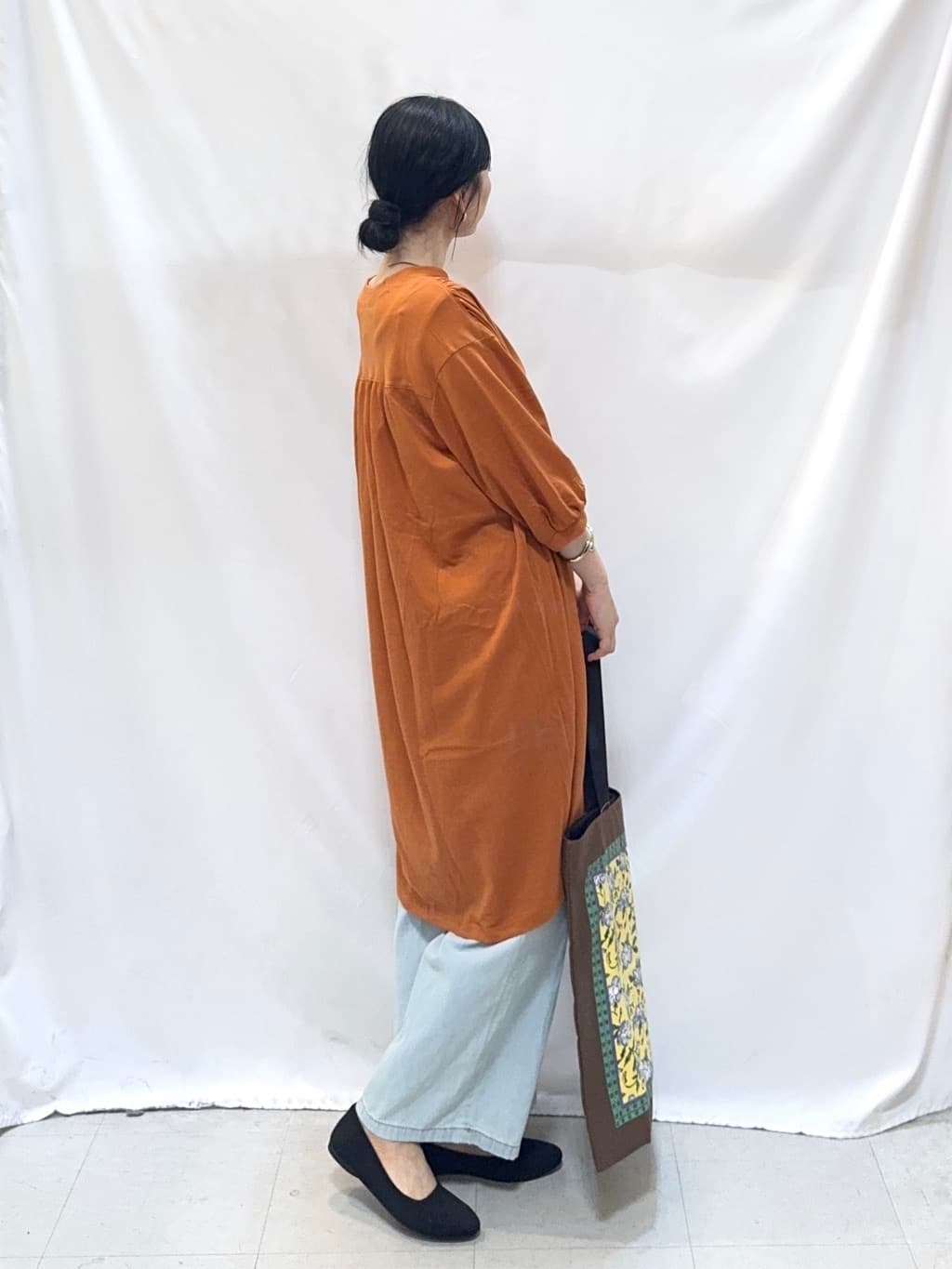 𝐇𝐢𝐫𝐨𝐦𝐢さんの「SHOO･LA･RUE｜【洗濯機可/S-LL】1枚でも羽織でも キーネックシャツワンピース」を使ったコーディネート