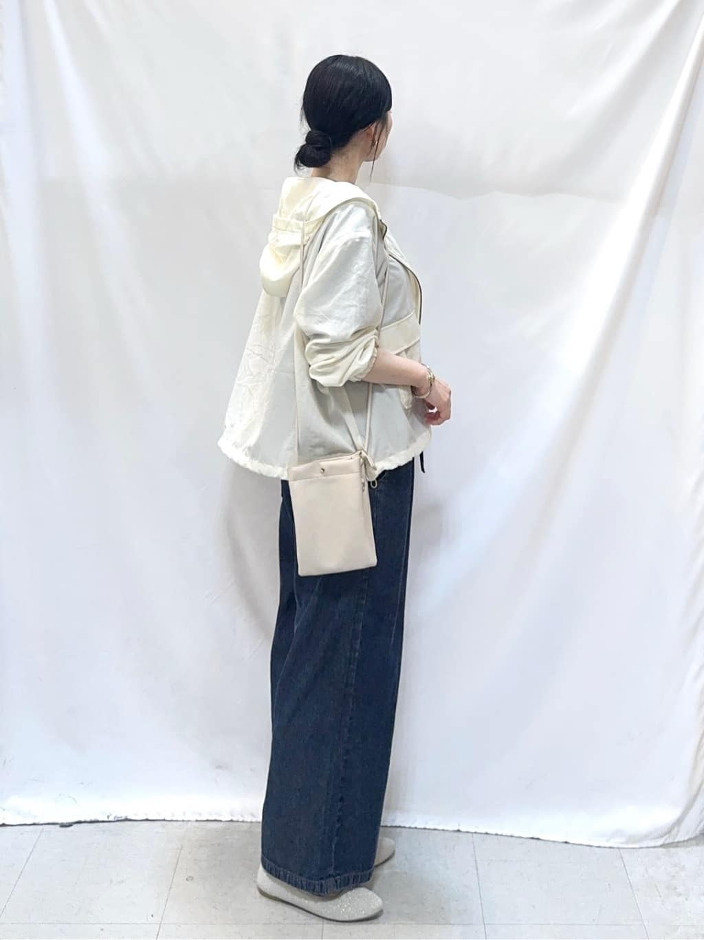 𝐇𝐢𝐫𝐨𝐦𝐢さんの「SHOO･LA･RUE｜【S-LL/UV】季節の変わり目に ゴールドパーツが上品なフード付きブルゾン」を使ったコーディネート