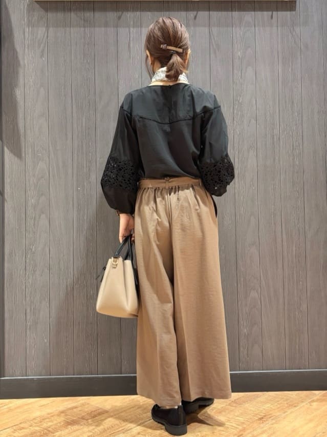 meiさんの「SHOO･LA･RUE｜【洗濯機可/7分袖】インせず着られる 透かし編み柄が上品な レース切替シャツ」を使ったコーディネート