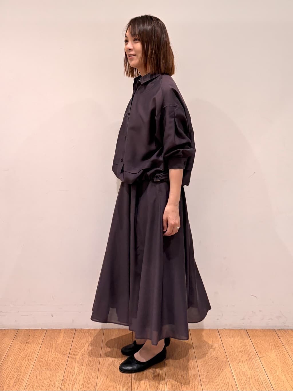 mikkoさんの「INDIVI｜【接触冷感／洗える／2WAY】ドロスト付 シアーシャンブレーシャツ」を使ったコーディネート