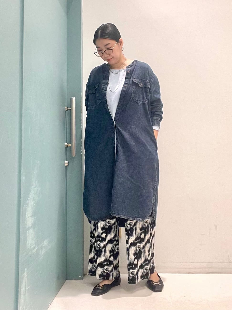 machiさんの「SHOO･LA･RUE｜【ライトオンスデニム/S-LL/体型カバー】首元すっきり ワンピにもなるロングデニムシャツ」を使ったコーディネート