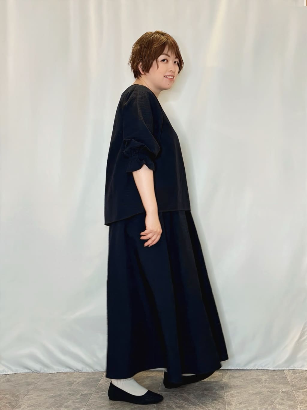 たみさんの「SHOO･LA･RUE｜【洗濯機可/UV】さらっとしたタッチが心地よい ショート丈 Vネックカーディガン」を使ったコーディネート