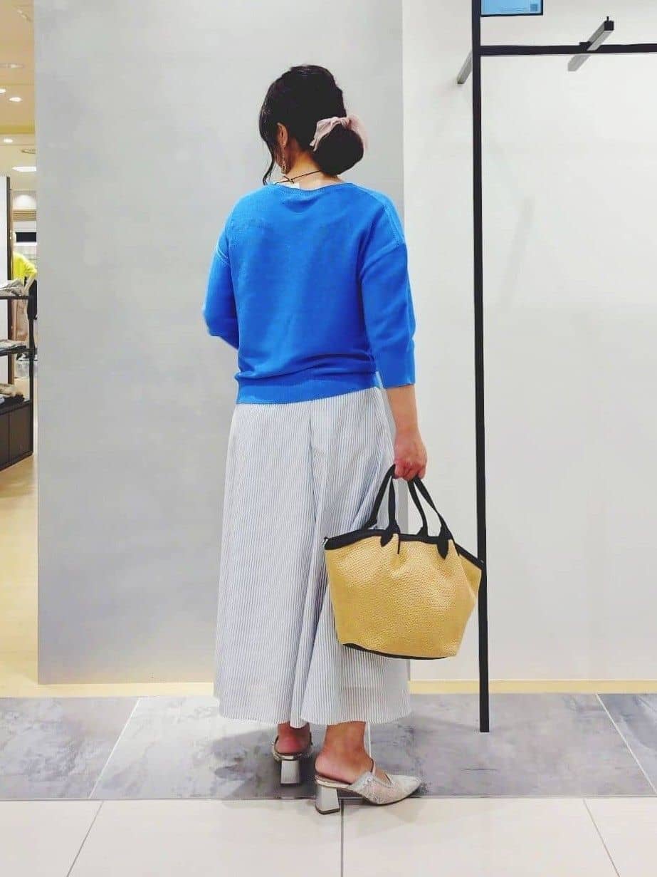 TOMOMIさんの「INDIVI｜【接触冷感／洗える／SETUP可能】シアーシャンブレータックフレアスカート」を使ったコーディネート