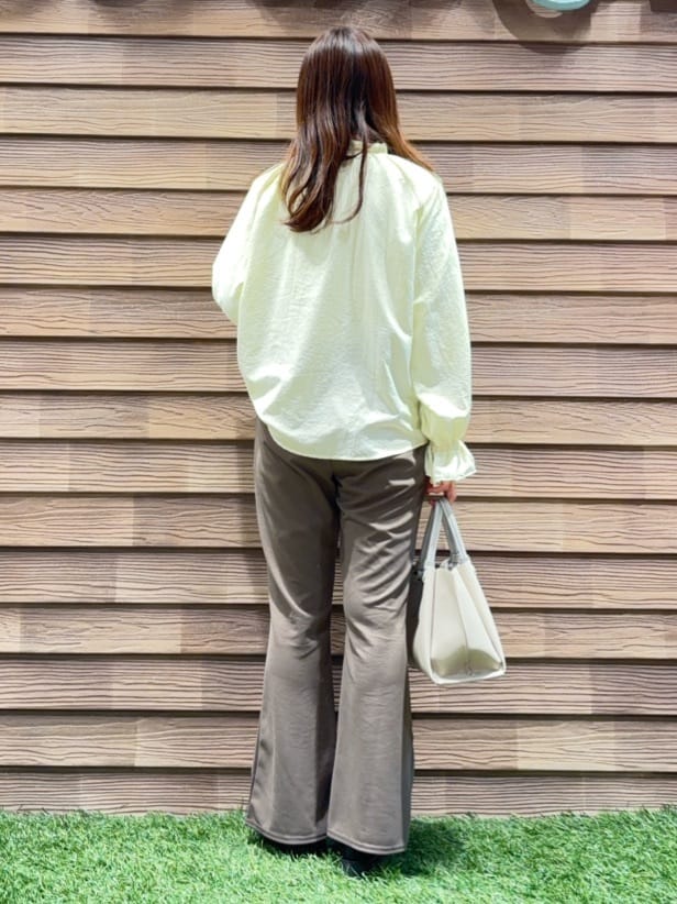 himiさんの「SHOO･LA･RUE｜【洗濯後しわになりにくい/S-LL/UV】1枚で華やか　フリル使いがポイント　柔らかブラウス」を使ったコーディネート