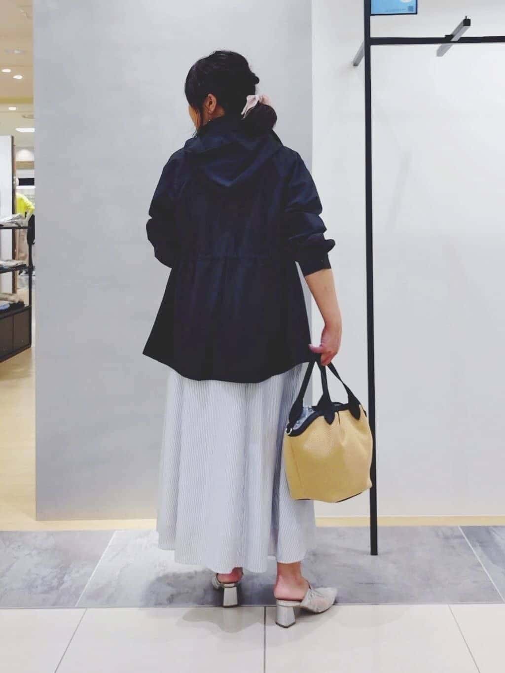 TOMOMIさんの「INDIVI｜【接触冷感／洗える／SETUP可能】シアーシャンブレータックフレアスカート」を使ったコーディネート