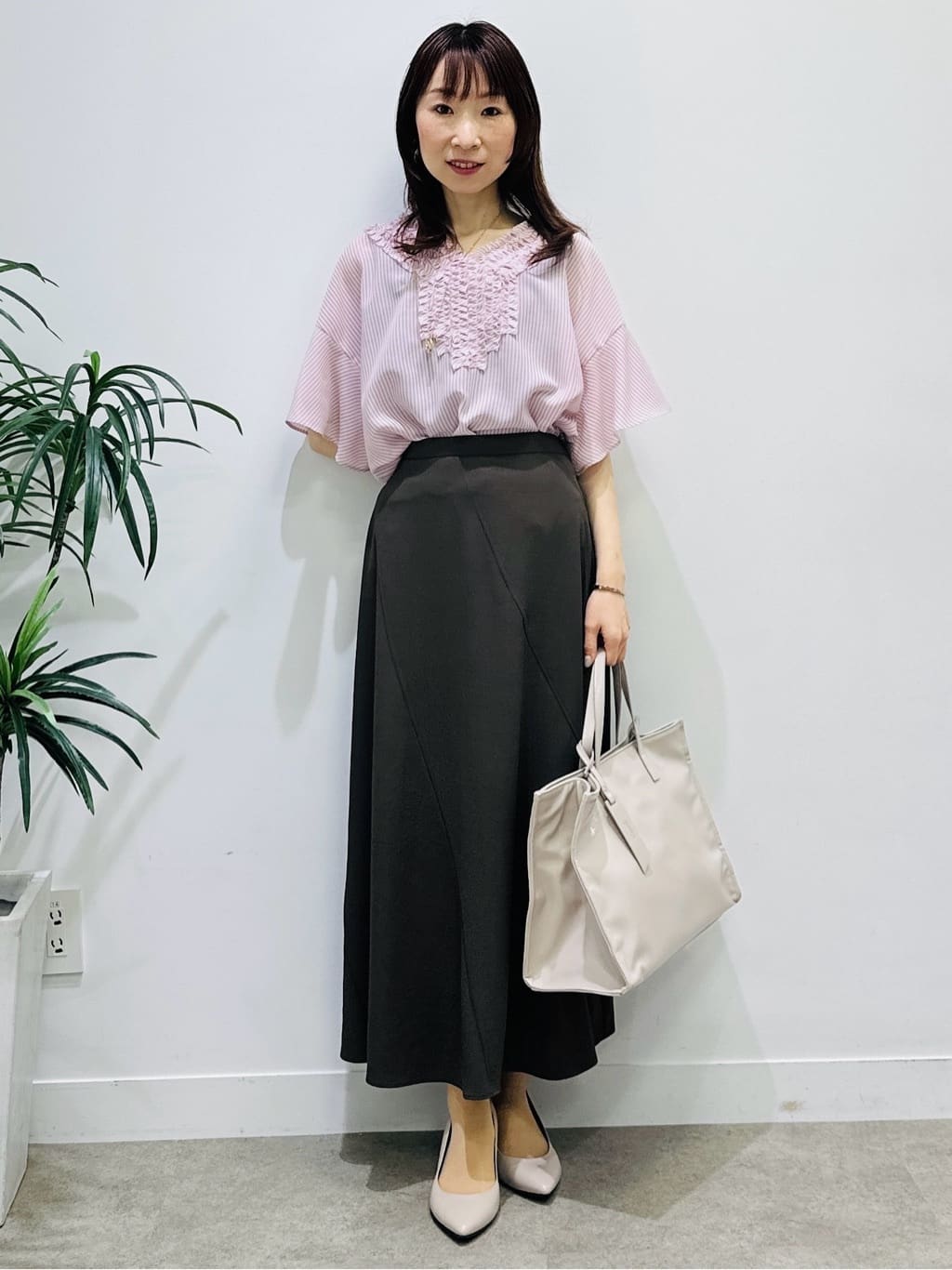 Miwaさんの「UNTITLED｜【接触冷感/通気性/洗える】Vネックフリルブラウス」を使ったコーディネート