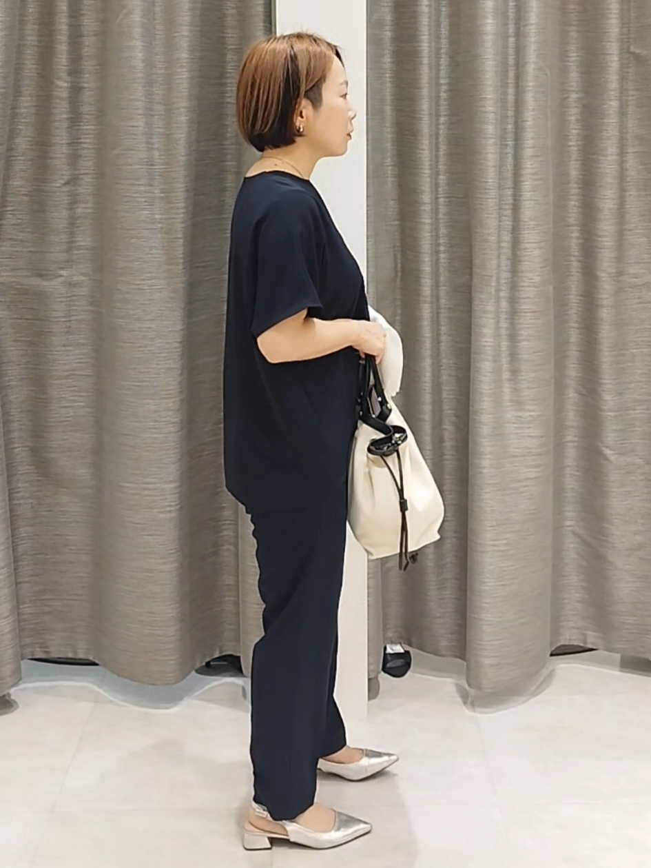 s u g iさんの「UNTITLED｜【UV/接触冷感/セットアップ可】リラクシーキーVネックブラウス」を使ったコーディネート