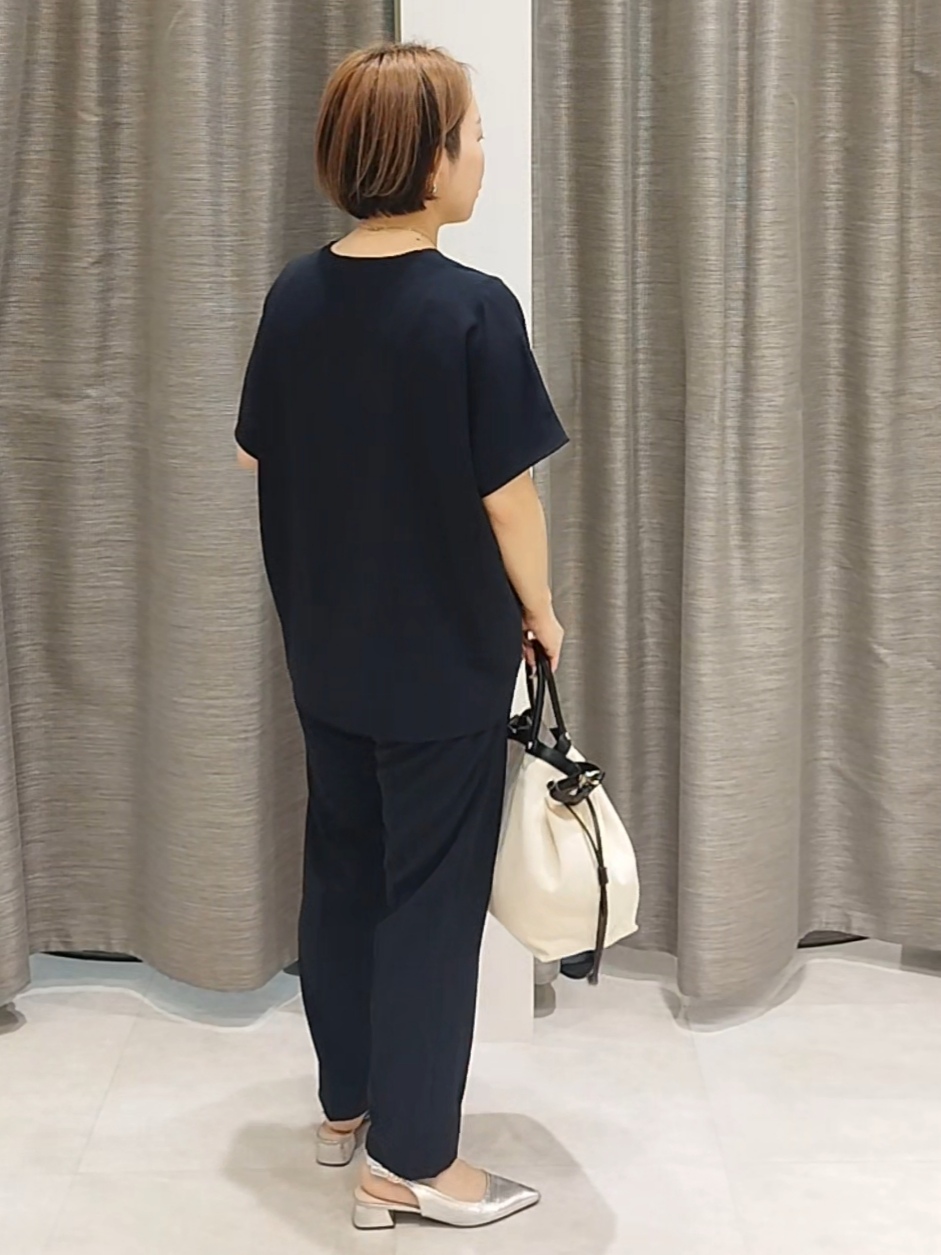 s u g iさんの「UNTITLED｜【UV/接触冷感/セットアップ可】リラクシーキーVネックブラウス」を使ったコーディネート