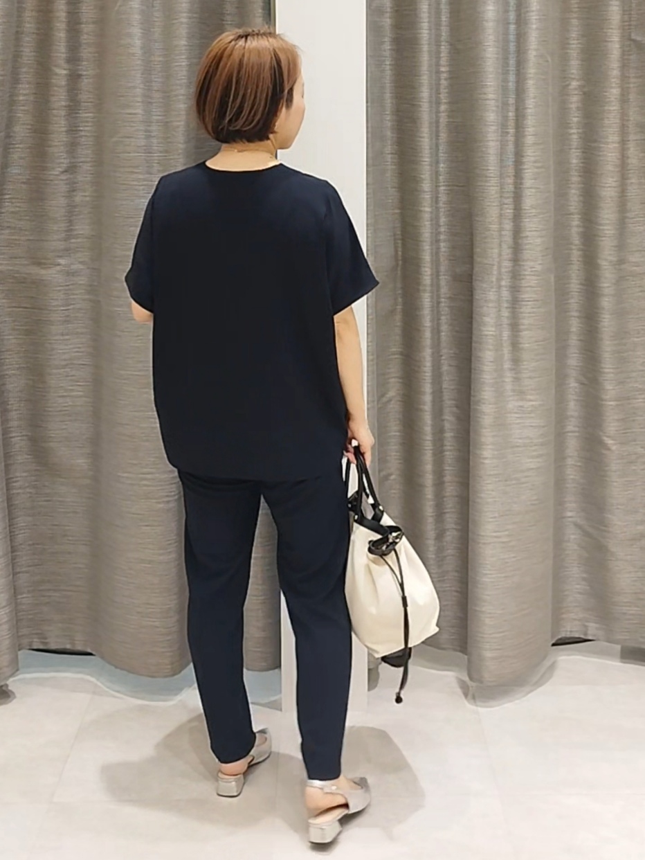 s u g iさんの「UNTITLED｜【UV/接触冷感/セットアップ可】リラクシーキーVネックブラウス」を使ったコーディネート