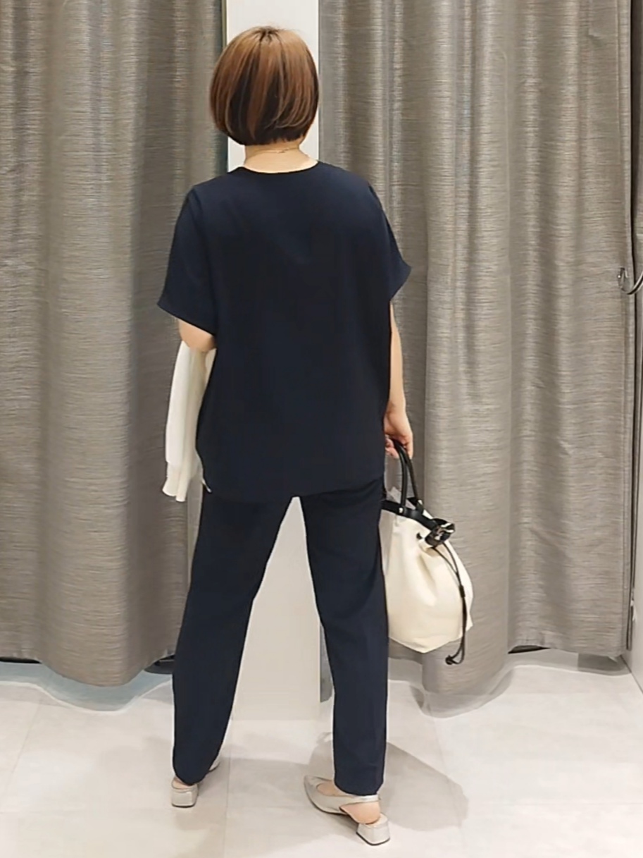 s u g iさんの「UNTITLED｜【UV/接触冷感/セットアップ可】リラクシーキーVネックブラウス」を使ったコーディネート