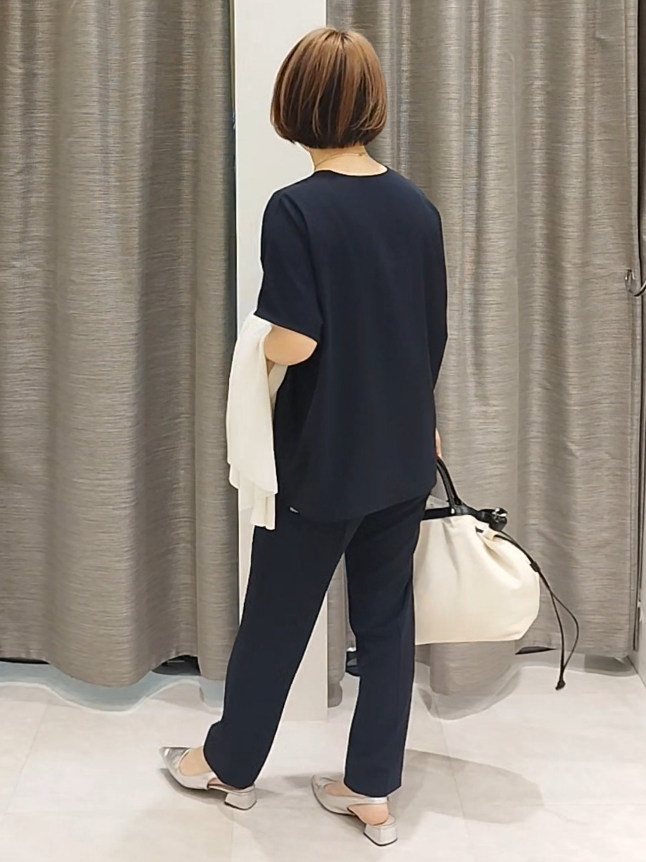 s u g iさんの「UNTITLED｜【UV/接触冷感/セットアップ可】リラクシーキーVネックブラウス」を使ったコーディネート