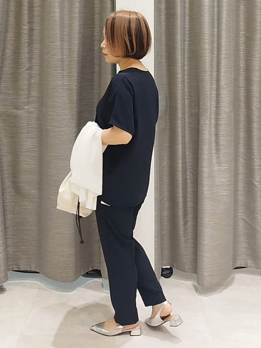 s u g iさんの「UNTITLED｜【UV/接触冷感/セットアップ可】リラクシーキーVネックブラウス」を使ったコーディネート