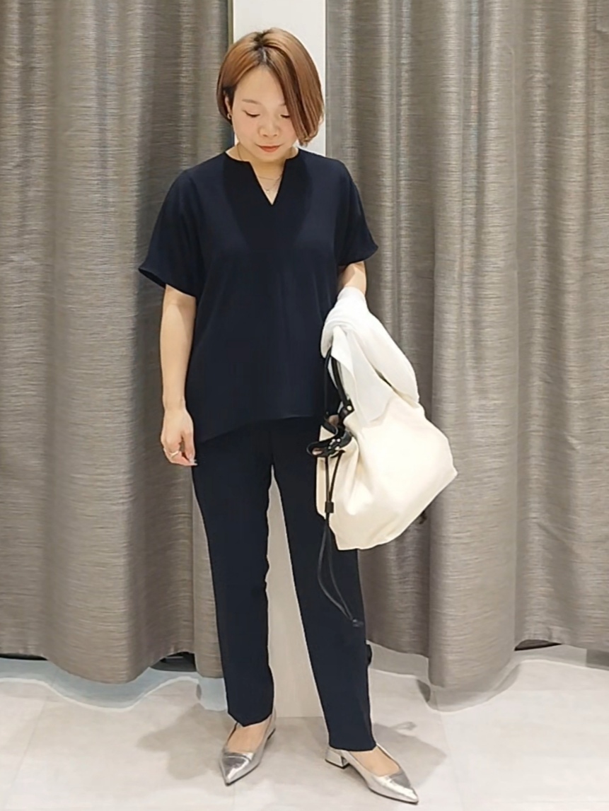 s u g iさんの「UNTITLED｜【UV/接触冷感/セットアップ可】リラクシーキーVネックブラウス」を使ったコーディネート