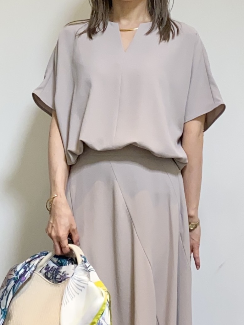 tomoさんの「UNTITLED｜【UV/接触冷感/セットアップ可】リラクシーキーVネックブラウス」を使ったコーディネート