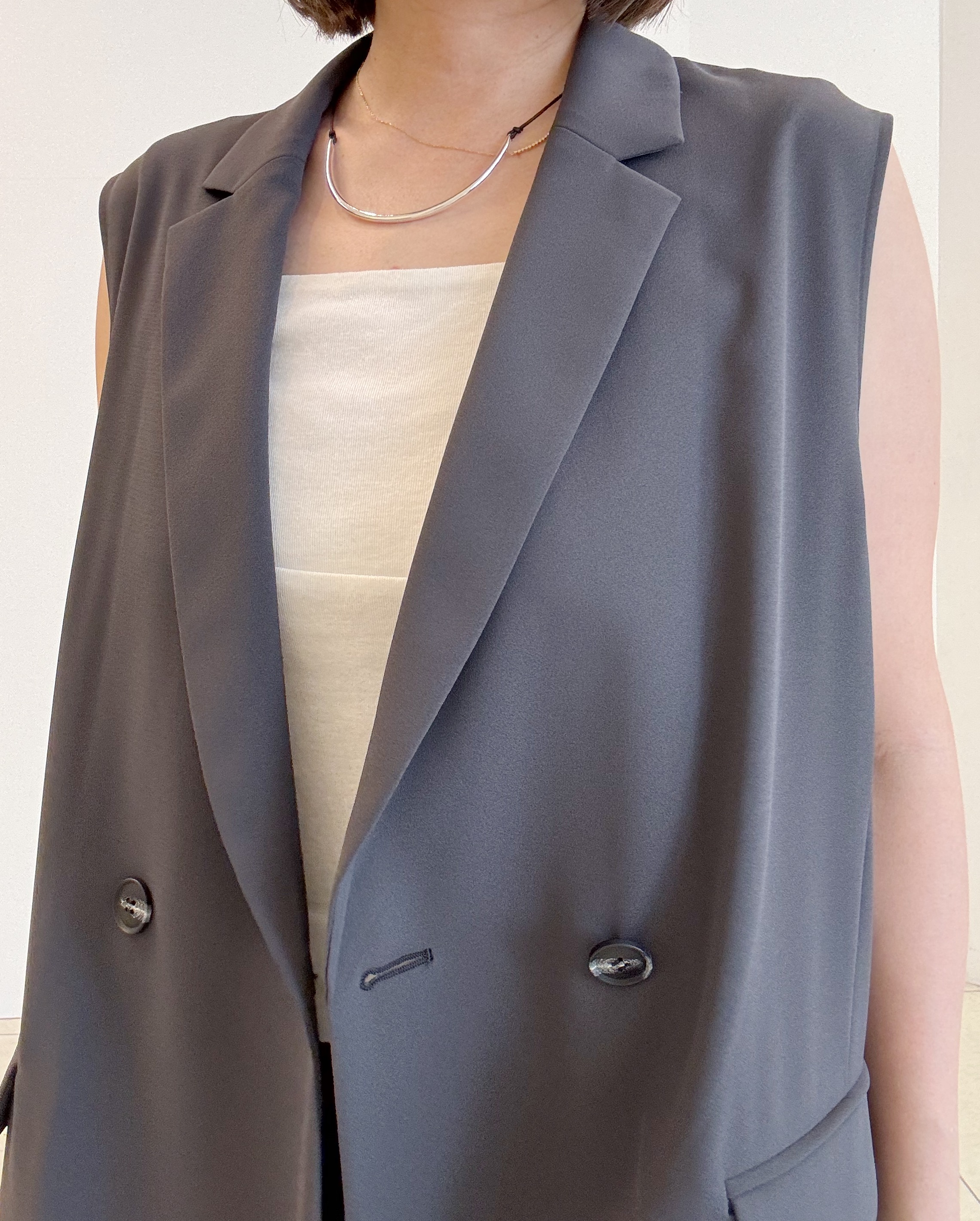 yoshiyaさんの「INDIVI｜【接触冷感／透湿／着る日傘】颯爽ジレジャケット」を使ったコーディネート