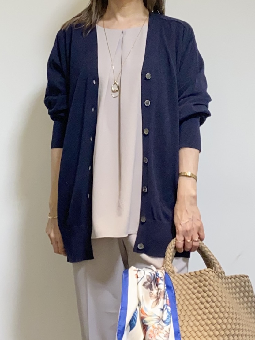 tomoさんの「UNTITLED｜【セットアップ可/洗える】シアーVネックカーディガン」を使ったコーディネート