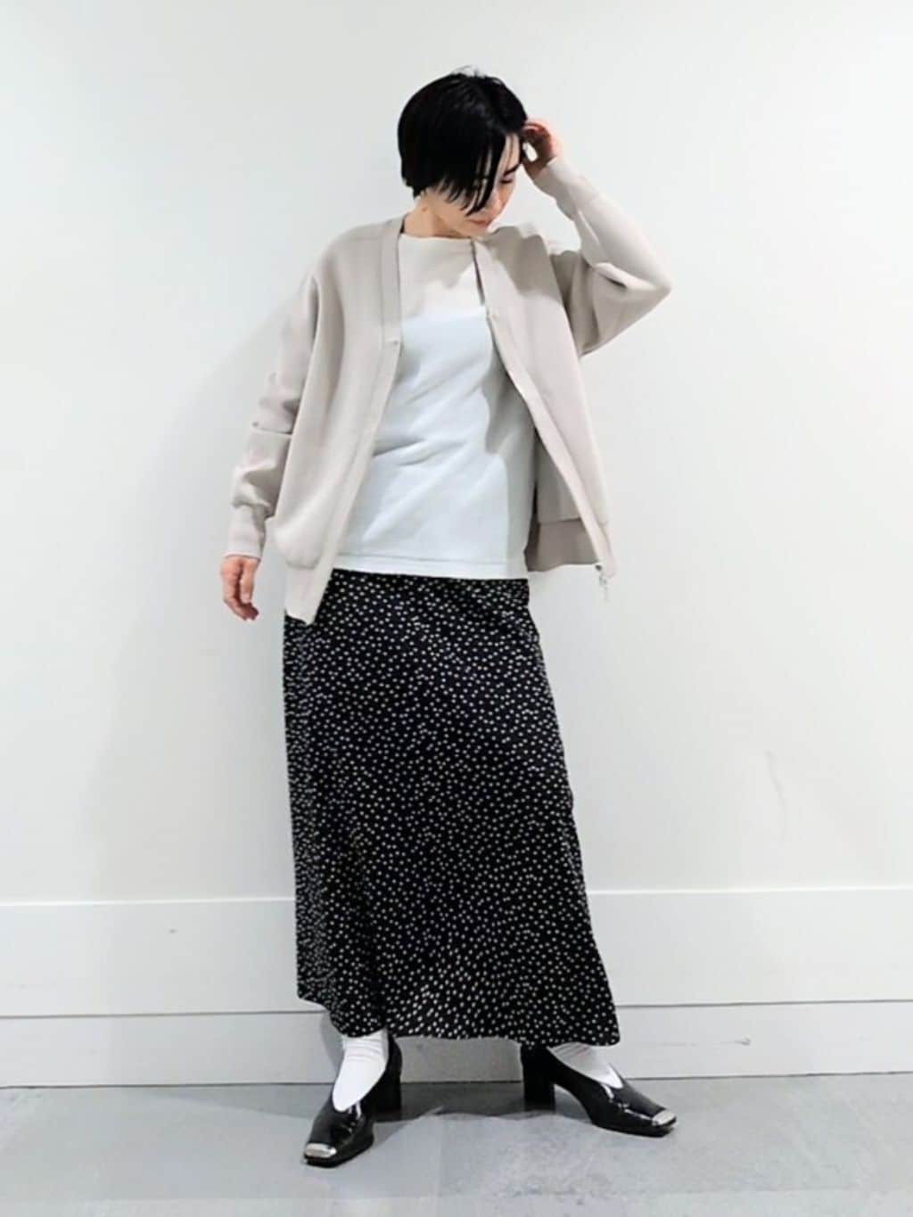 ミズタさんの「UNTITLED｜【8色展開/程よい透け感】ドライタッチボートネックニット」を使ったコーディネート