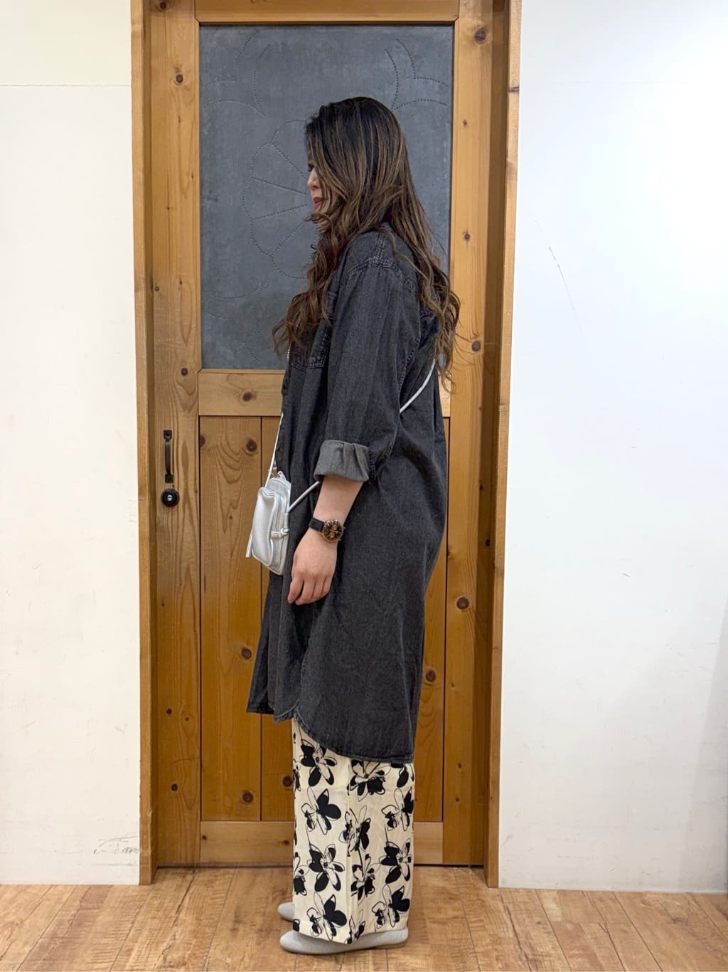 Ayana.さんの「SHOO･LA･RUE｜【ライトオンスデニム/S-LL/体型カバー】首元すっきり ワンピにもなるロングデニムシャツ」を使ったコーディネート