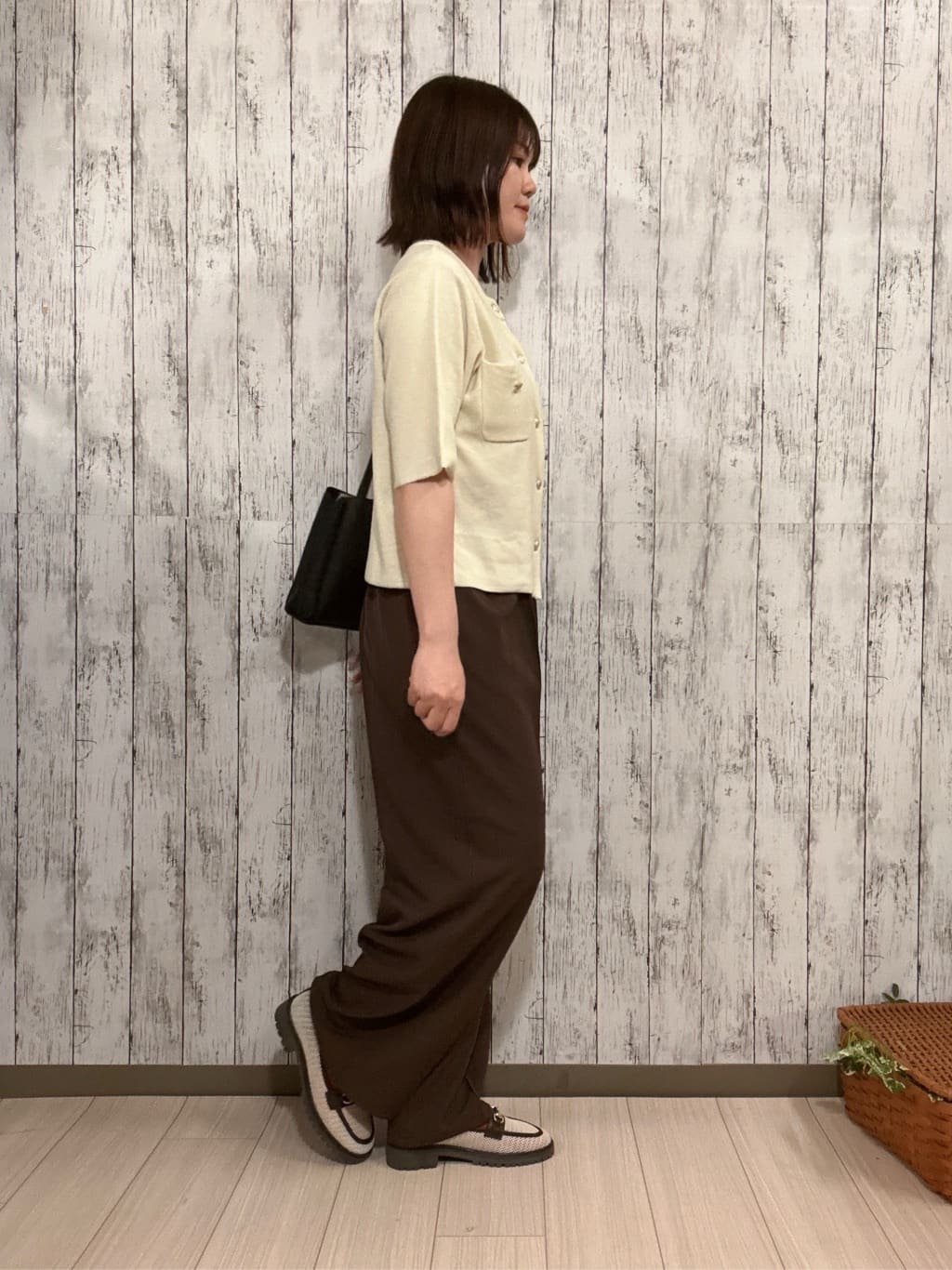 シカさんの「SHOO･LA･RUE｜【高レビュー/着丈選べる/S-LL/洗濯機可】楽ちん&times;きれい見え ストレッチワイドパンツ」を使ったコーディネート
