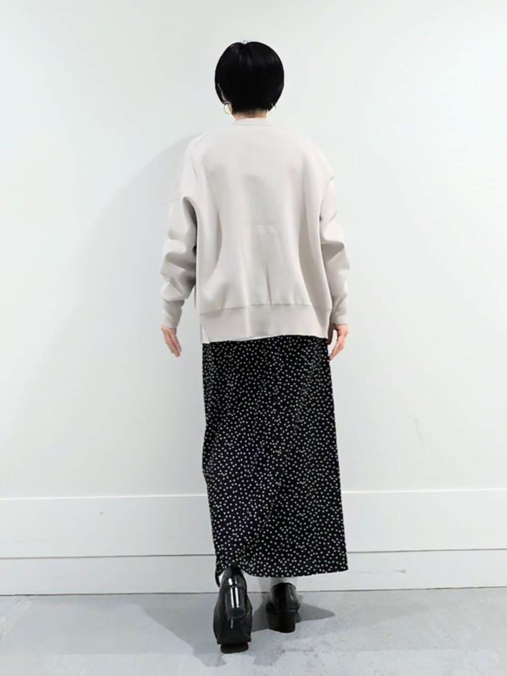 ミズタさんの「UNTITLED｜【8色展開/程よい透け感】ドライタッチボートネックニット」を使ったコーディネート