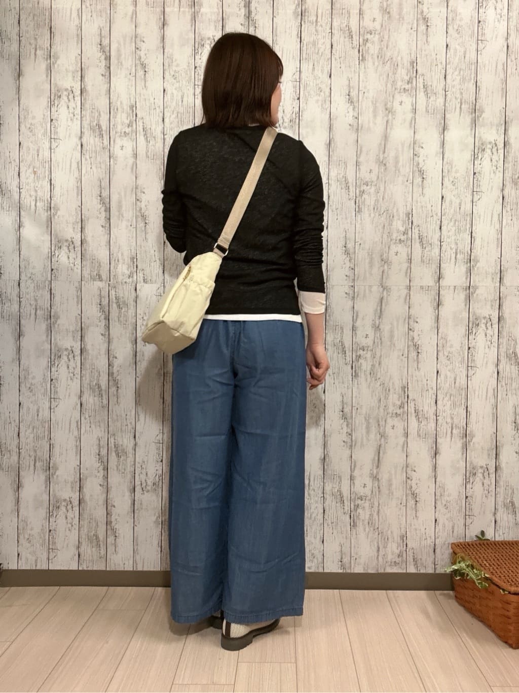 シカさんの「SHOO･LA･RUE｜【2点セット/洗濯機可/S-LL】こなれ感あるレイヤードスタイルが即完成 シアーカーディガン+ロンT」を使ったコーディネート