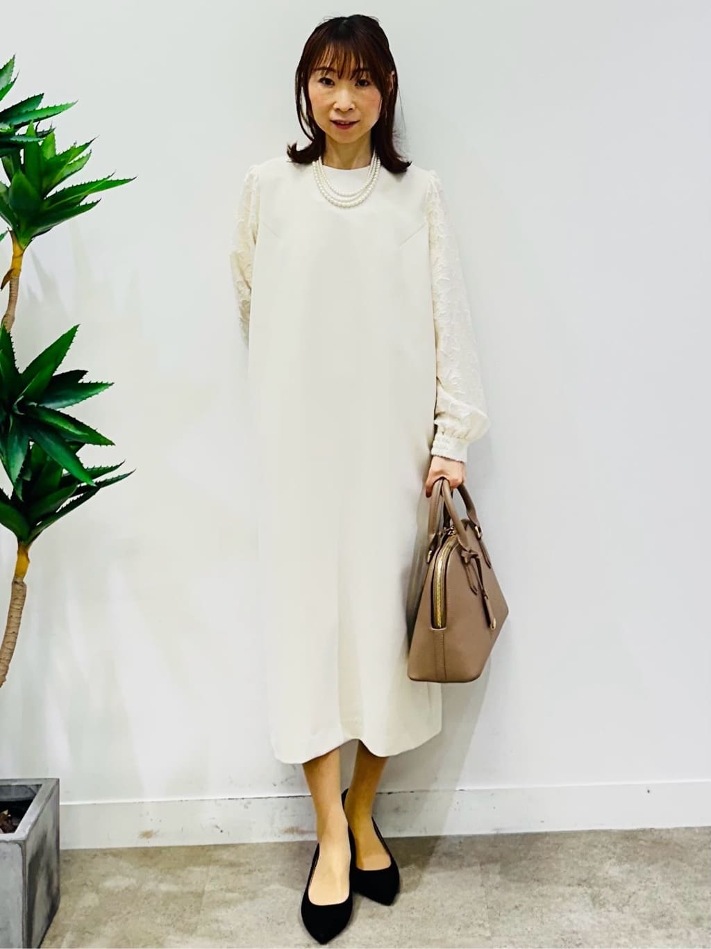 Miwaさんの「UNTITLED｜◆【お呼ばれドレス/洗える】カットジャカードスリーブ ワンピース」を使ったコーディネート