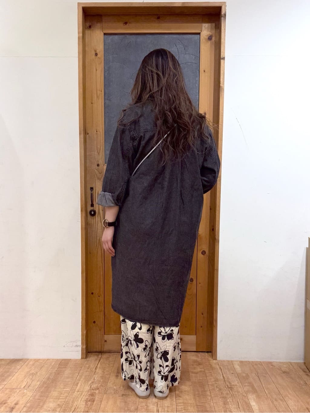 Ayana.さんの「SHOO･LA･RUE｜【ライトオンスデニム/S-LL/体型カバー】首元すっきり ワンピにもなるロングデニムシャツ」を使ったコーディネート