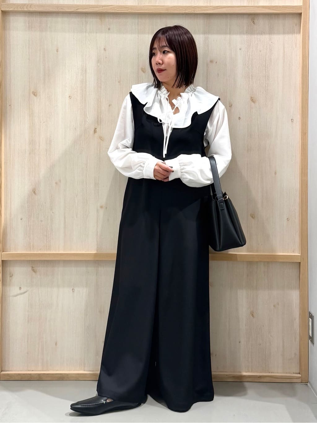 nanaさんの「THE SHOP TK｜大人のフェミニンカジュアルに エアリーフリルブラウス」を使ったコーディネート