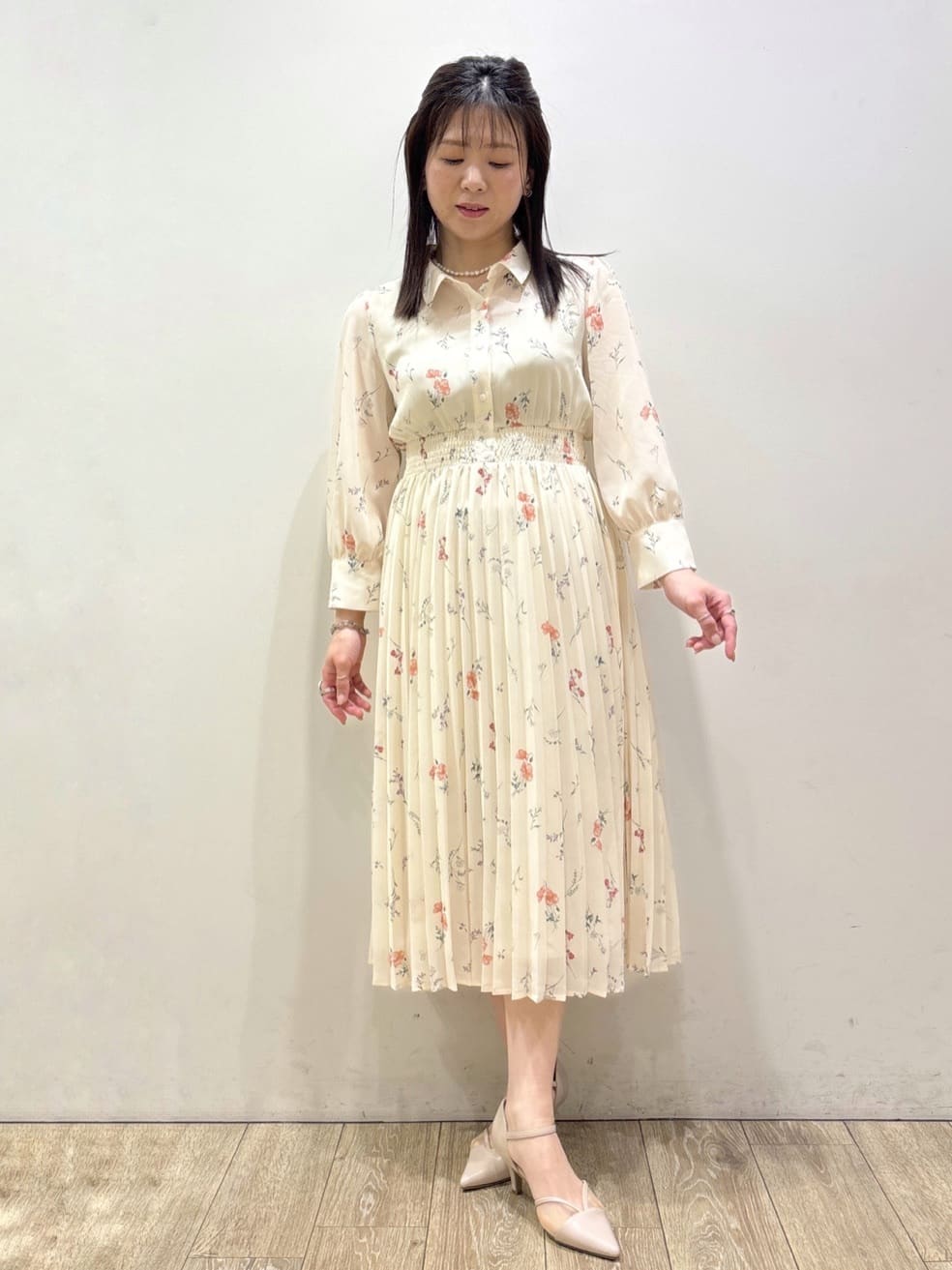 mameさんの「index｜衿付き花柄プリーツフレアワンピース【洗濯機OK／イージーアイロン】」を使ったコーディネート
