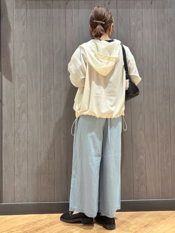 meiさんの「SHOO･LA･RUE｜【S-LL/UV】季節の変わり目に ゴールドパーツが上品なフード付きブルゾン」を使ったコーディネート