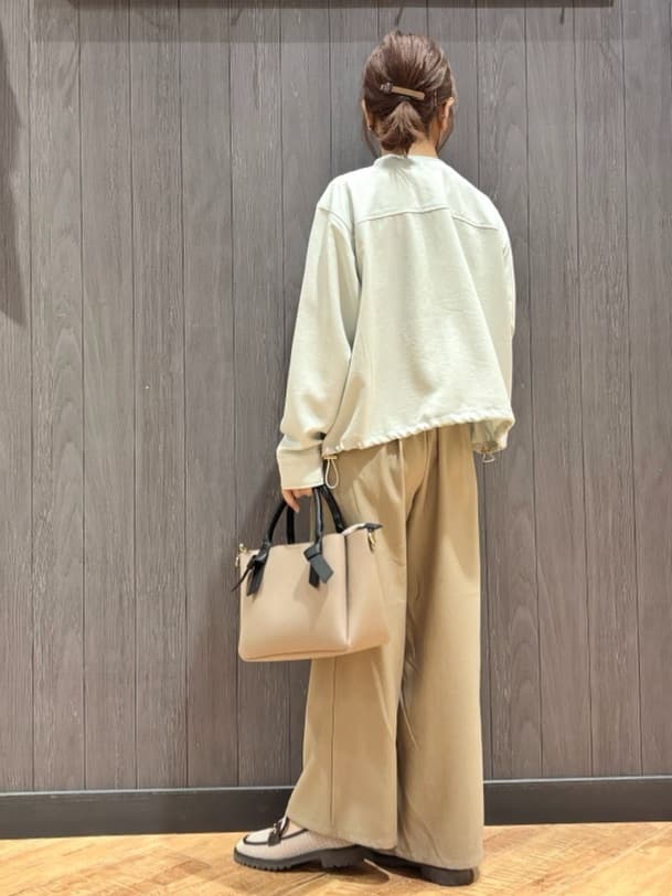 meiさんの「SHOO･LA･RUE｜【S-LL】サッと羽織れてきれい見え　フラップポケット ノーカラーブルゾン」を使ったコーディネート